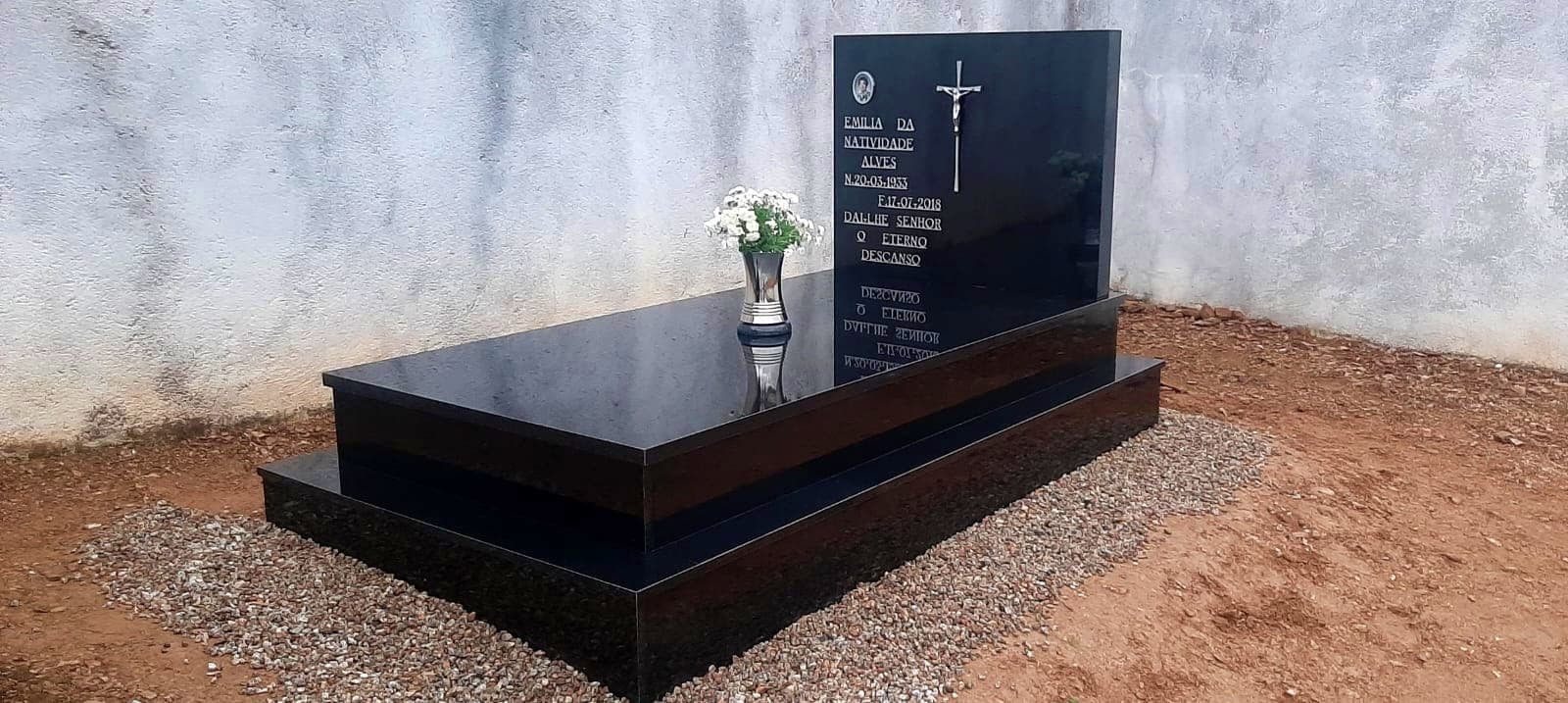 Jazigo todo em preto