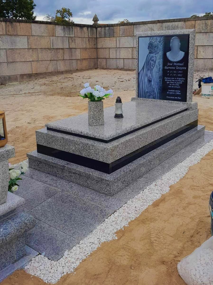 Jazigo simples em granito cinza arranjado