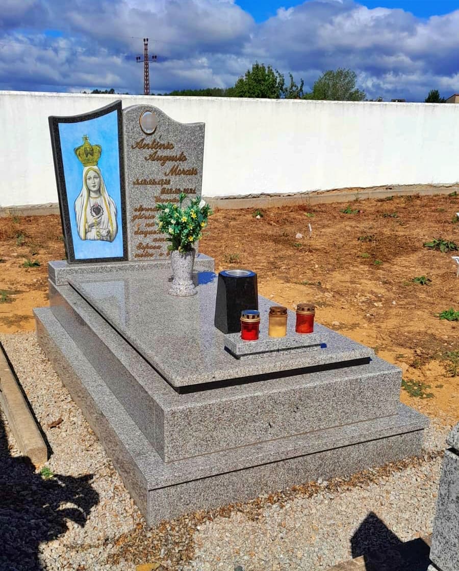 Jazigo simples com cabeceira em granito preto pintado azul