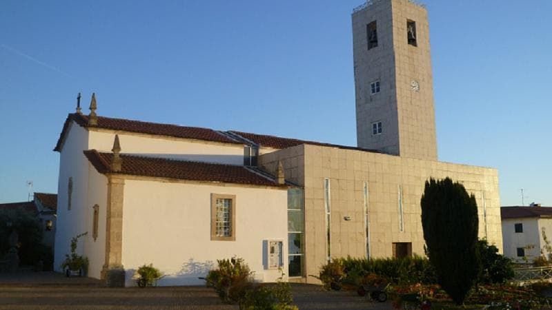 Igreja Matriz de Mirandela — trabalho em granito executado pela Alumar